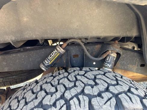 Used 2016 Toyota Tacoma TRD Sport image 6