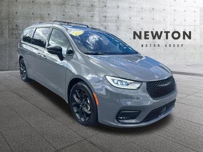 Used 2025 Chrysler Pacifica Limited