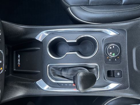 Used 2023 Chevrolet Traverse Premier image 36