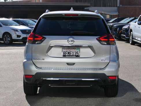 Used 2018 Nissan Rogue SV FWD image 4