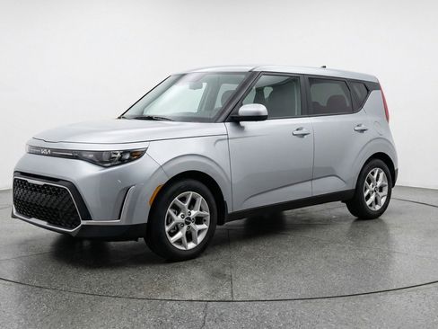 Used 2025 Kia Soul LX w/ LX Technology Package FWD image 2