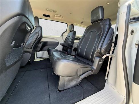 Used 2023 Chrysler Pacifica Touring-L FWD image 21