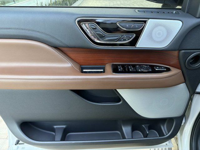 Used 2022 Lincoln Navigator Reserve AWD/4WD image 11