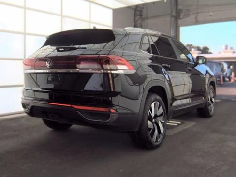 Used 2025 Volkswagen Atlas Cross Sport SE FWD image 2