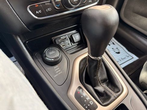 Used 2016 Jeep Cherokee Limited AWD/4WD image 38