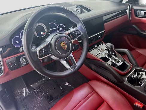 Certified 2023 Porsche Cayenne Platinum Edition image 4