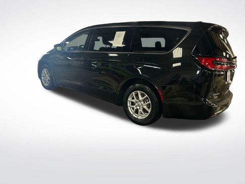 Used 2023 Chrysler Pacifica Touring-L FWD image 3