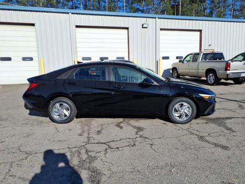 New 2026 Hyundai Elantra SE image 2