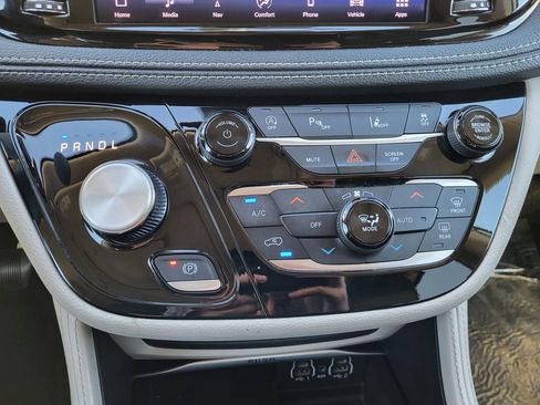 Used 2023 Chrysler Pacifica Limited image 16
