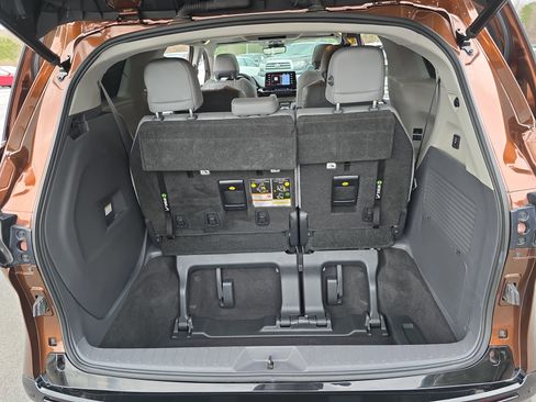 Used 2021 Toyota Sienna Limited image 13