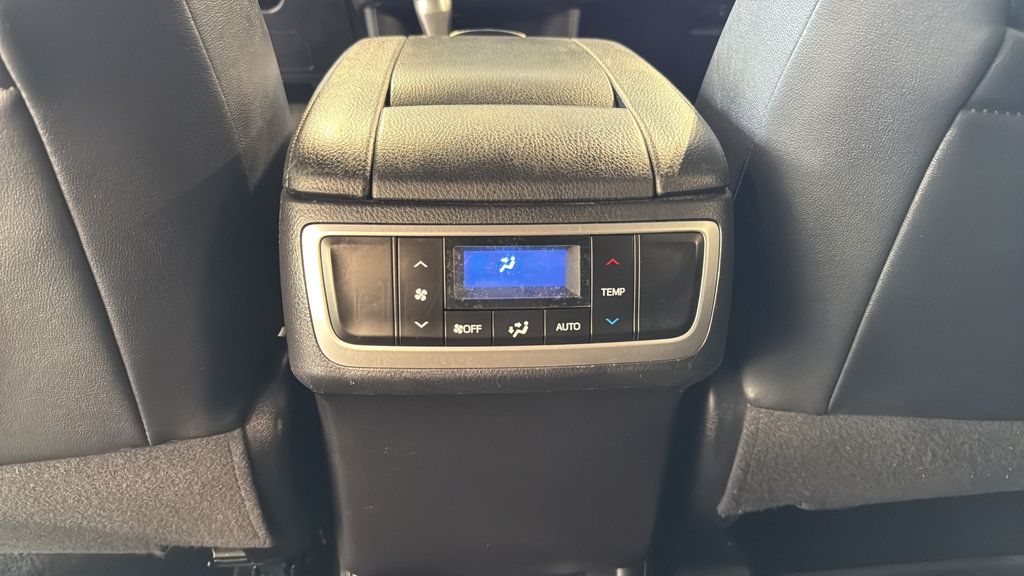 Used 2019 Toyota Highlander XLE AWD/4WD image 17