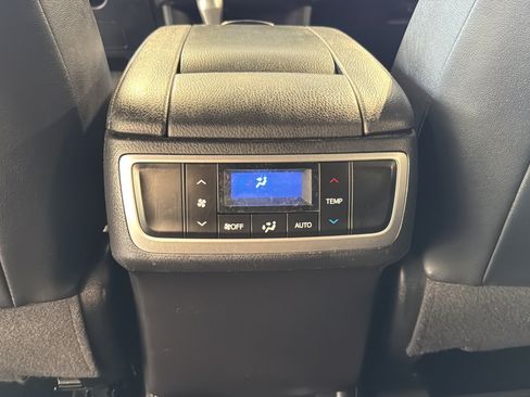 Used 2019 Toyota Highlander XLE AWD/4WD image 17