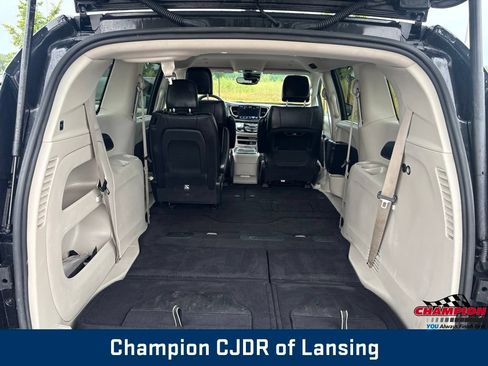 Used 2022 Chrysler Pacifica Touring-L FWD image 19