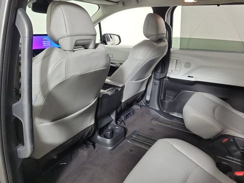 Used 2025 Toyota Sienna XLE FWD image 11