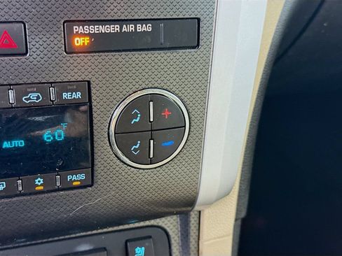Used 2010 Chevrolet Traverse LTZ FWD image 14