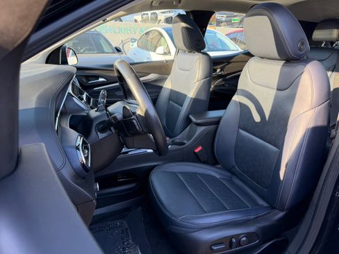 Used 2022 Chevrolet Bolt EUV Premier w/ Launch Edition image 17