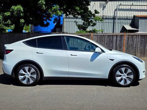 Used 2023 Tesla Model Y Long Range AWD/4WD image 13