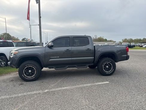 Used 2017 Toyota Tacoma TRD Off-Road w/ Premium & Technology Package image 14