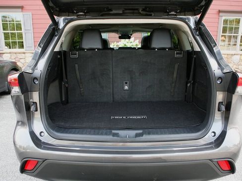 Used 2021 Toyota Highlander XLE image 14