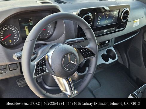 Used 2025 Mercedes-Benz Sprinter 2500 image 27