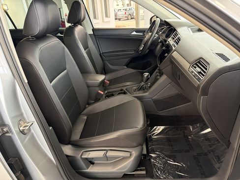 Used 2021 Volkswagen Tiguan SE w/ Panoramic Sunroof Package FWD image 30