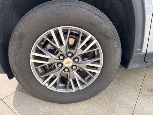 Used 2025 Chevrolet Traverse LT image 10