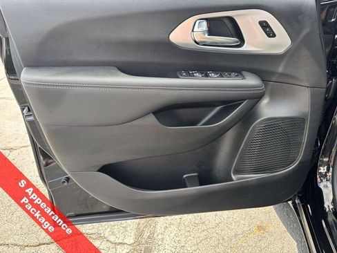 New 2026 Chrysler Pacifica Limited w/ S Appearance Package image 24