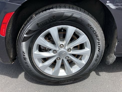 Used 2019 Chrysler Pacifica Touring-L FWD image 9