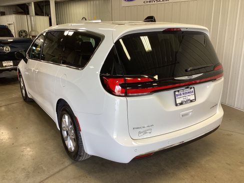 New 2026 Chrysler Pacifica Limited FWD image 3