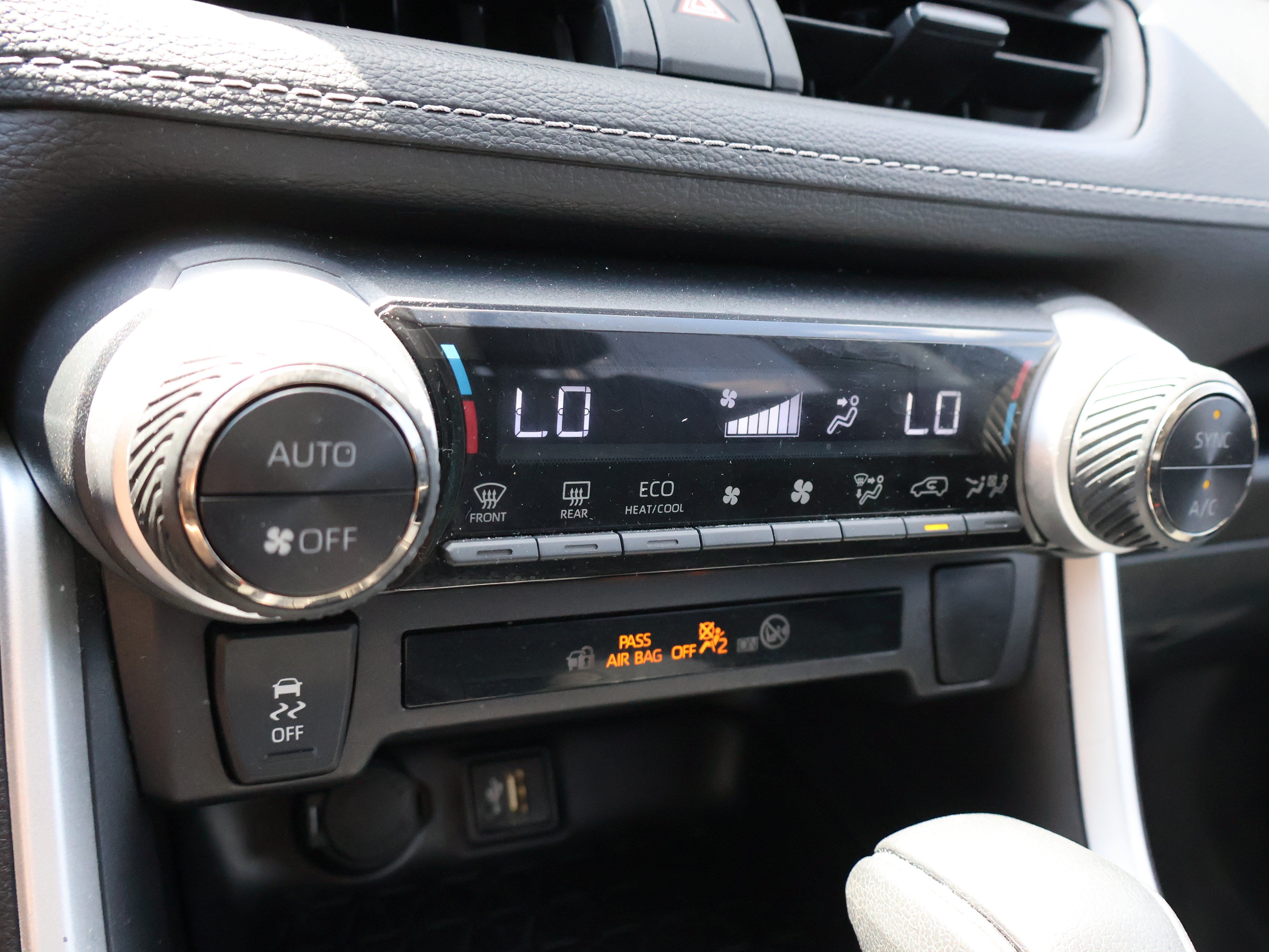 Used 2025 Toyota RAV4 XLE AWD/4WD image 28
