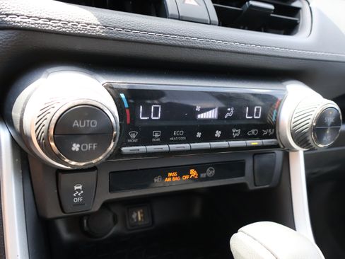 Used 2025 Toyota RAV4 XLE AWD/4WD image 28