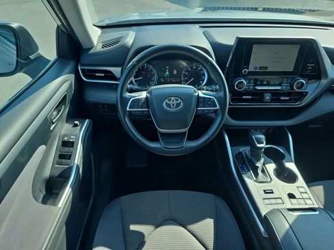 Used 2024 Toyota Highlander LE AWD/4WD image 14