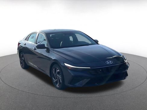 Used 2025 Hyundai Elantra SEL image 3