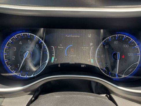Used 2023 Chrysler Pacifica Touring-L FWD image 13