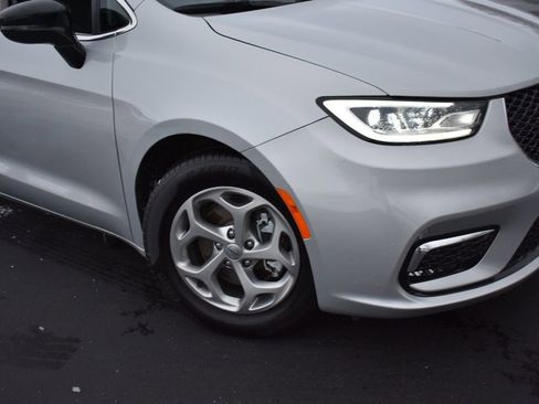 Used 2024 Chrysler Pacifica Limited image 3