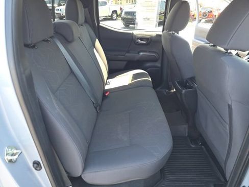Used 2018 Toyota Tacoma TRD Sport AWD/4WD image 48
