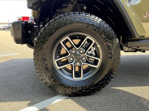 New 2025 Jeep Gladiator Mojave image 12