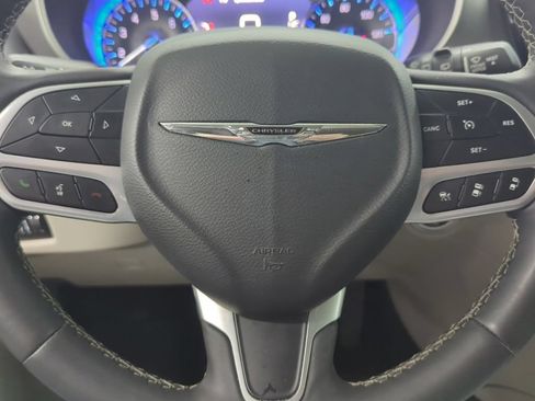 Used 2023 Chrysler Pacifica Touring-L FWD image 12
