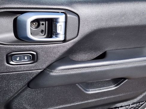 Used 2020 Jeep Wrangler Unlimited Sahara image 9