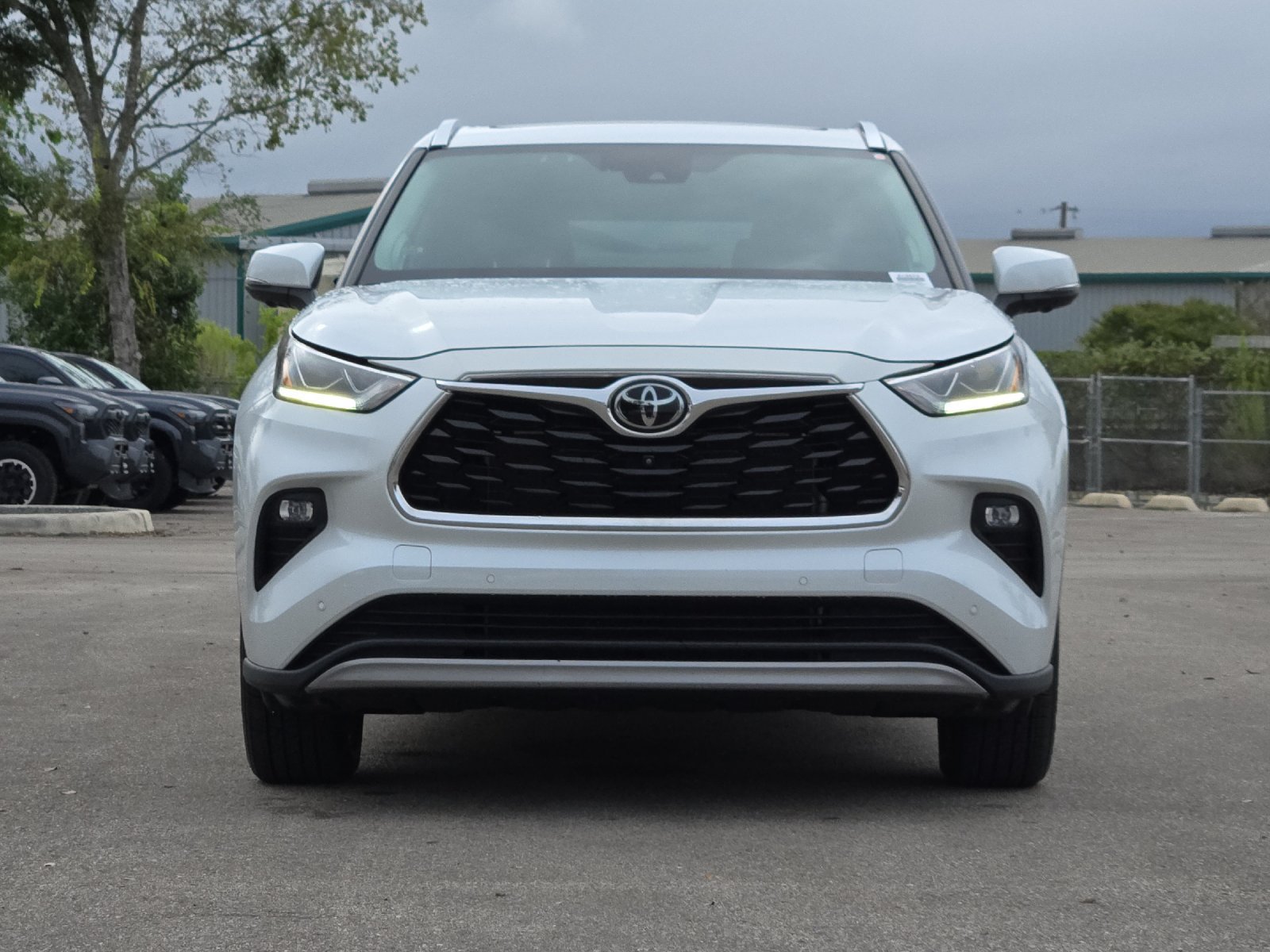 Used 2023 Toyota Highlander Platinum FWD image 8