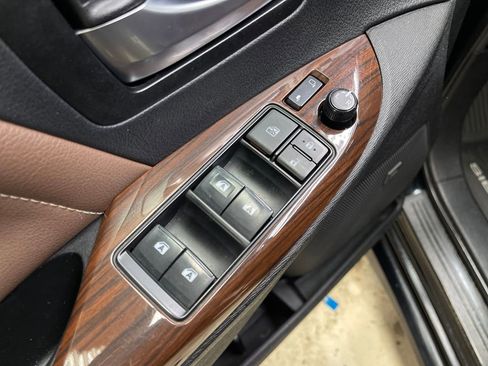 Used 2018 Toyota Sienna Limited image 11