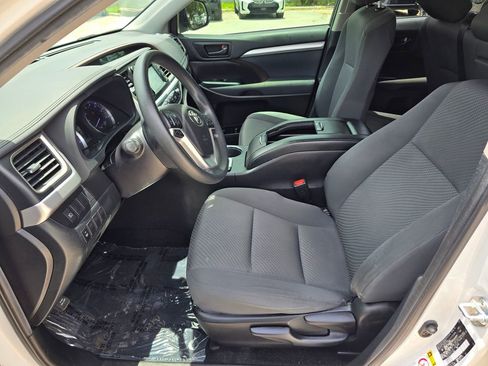 Used 2019 Toyota Highlander LE AWD/4WD image 16