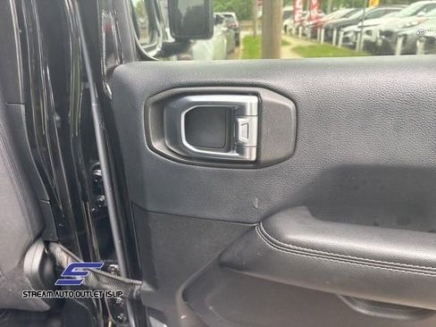 Used 2018 Jeep Wrangler Unlimited Sahara image 15