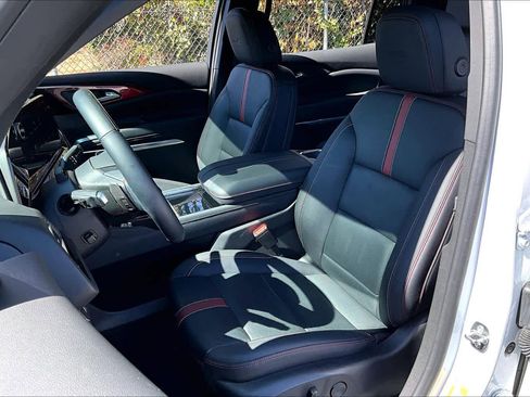 Used 2024 Chevrolet Traverse RS image 8