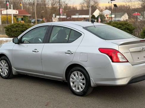 Used 2018 Nissan Versa SV image 5