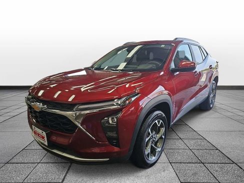 Used 2025 Chevrolet Trax LT w/ LT Convenience Package FWD image 1