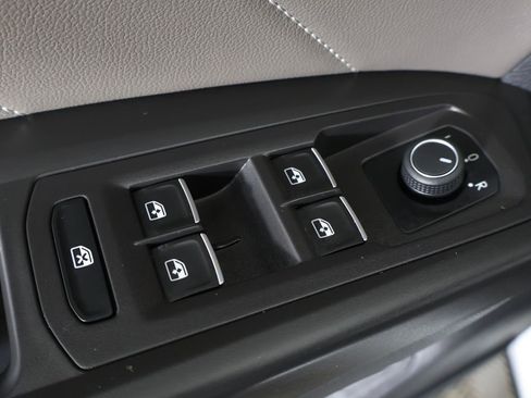 Used 2022 Volkswagen Atlas Cross Sport SE FWD image 38