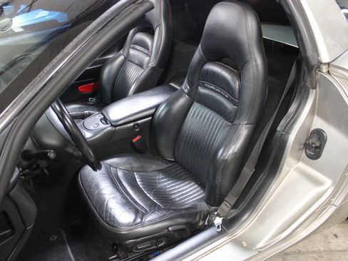 Used 2001 Chevrolet Corvette Coupe w/ Preferred Equipment Group2 image 33