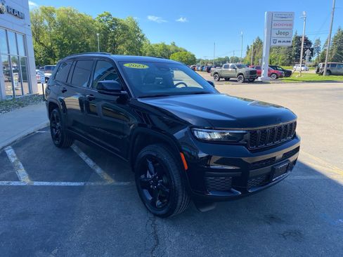 Used 2023 Jeep Grand Cherokee L Laredo AWD/4WD image 7