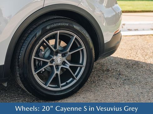 Used 2024 Porsche Cayenne w/ Premium Package image 10